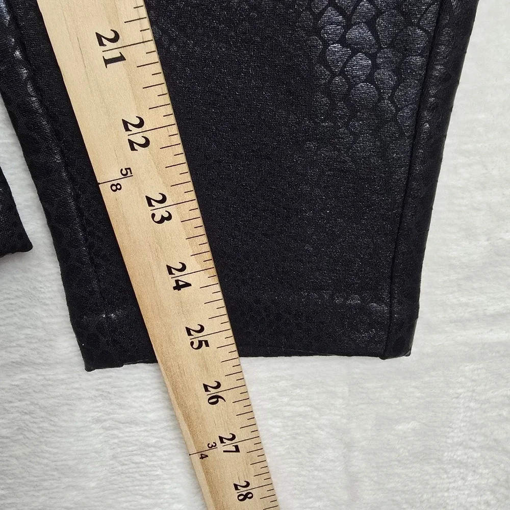 NWT Torrid Slim Pixie Pant Black Snake Print Size L 0 12  Stretch Womens Legging